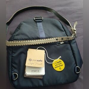 Woman’s anti-theft purse